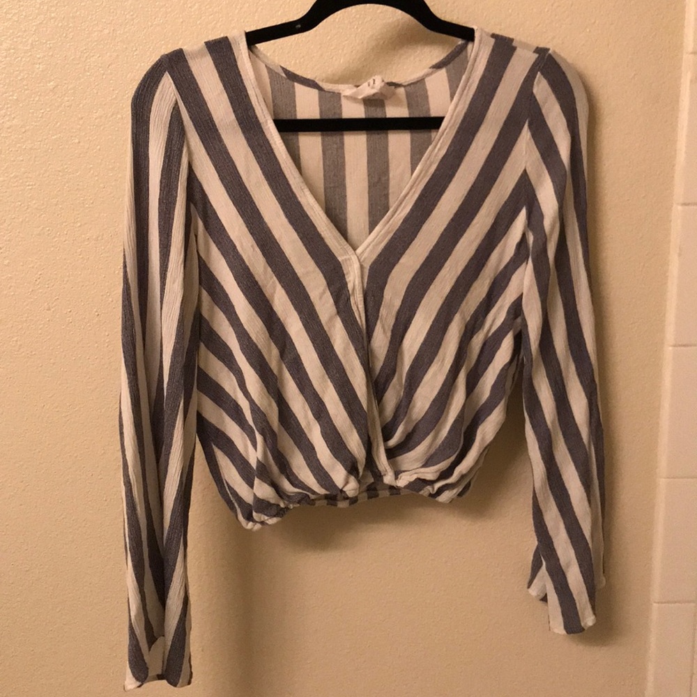 V cut semi-crop top stripped shirt